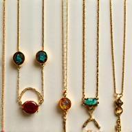 Vielfältige einzigartige Schmuckstücke nebeneinander arrangiert