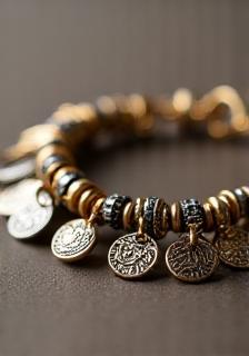 Charm-Armband aus verschiedenen Metallen