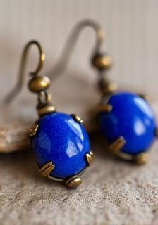 Auffällige Lapis-Lazuli-Ohrringe mit Messing